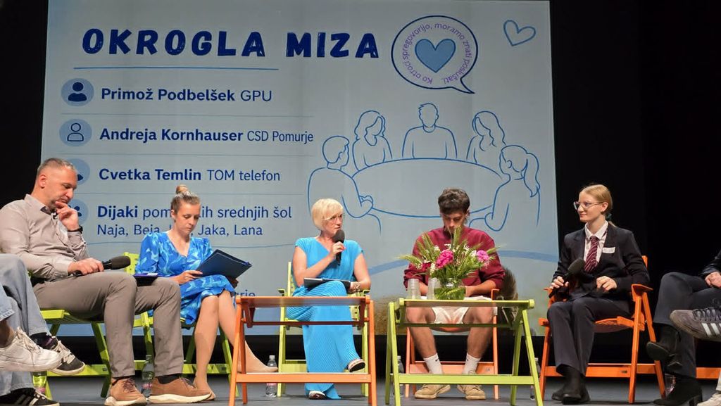Sodelujoči na okrogli mizi, ki je bila del posveta
