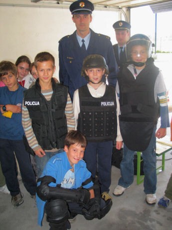 081014-Otrok_Policist03