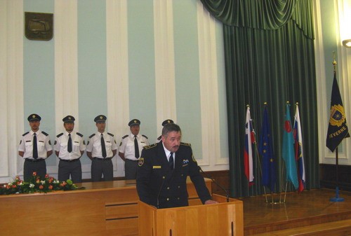 slika direktorja Policijske uprave Nova Gorica med govorom na slovesnosti ob dnevu policije, 2009