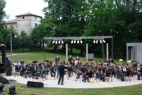 slika z nastopa Policijskega orkestra na dobrodelnem koncertu na gradu Kromberk, 2010