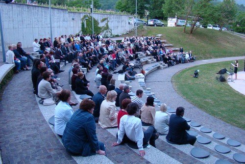slika udeležencev dobrodelnega koncerta Policijskega orkestra na gradu Kromberk, 2010