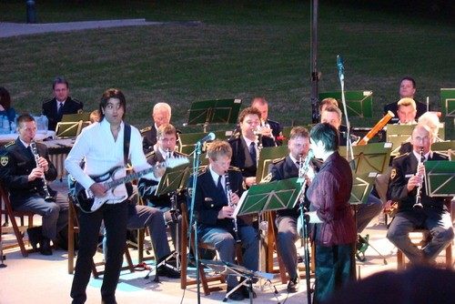 slika z nastopa Policijskega orkestra na dobrodelnem koncertu na gradu Kromberk, 2010