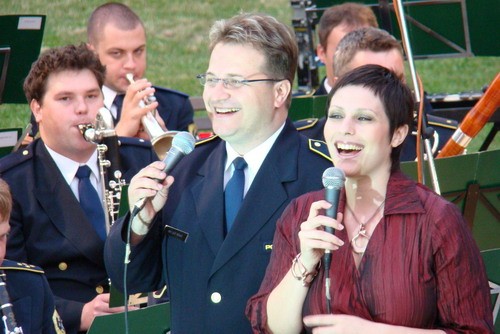 slika z nastopa Policijskega orkestra s solisti na dobrodelnem koncertu na gradu Kromberk, 2010