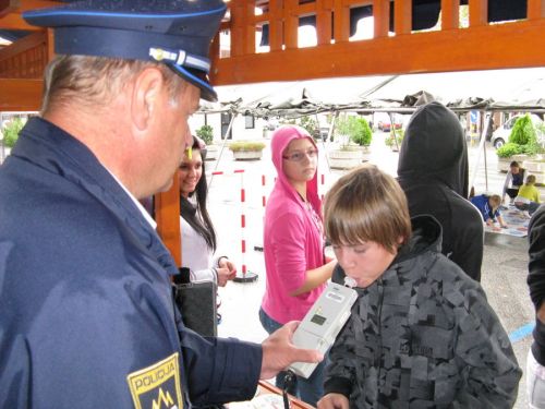 slika s preventivnih aktivnosti ob občinskem krajevnem prazniku - alkotest, Šempeter, 2010