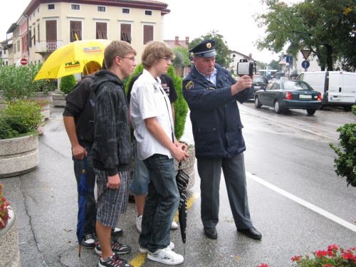 slika s preventivnih aktivnosti ob občinskem krajevnem prazniku - merjenje hitrosti, Šempeter, 2010