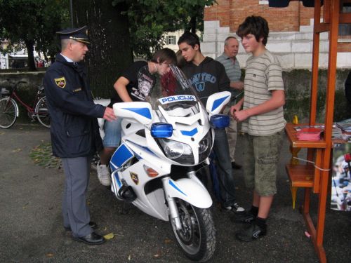 slika s preventivnih aktivnosti ob občinskem krajevnem prazniku- policijski motor, Šempeter, 2010