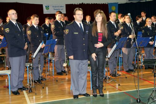 slika s koncerta Policijskega orkestra s solistoma na koncertu, Šempeter, 2010
