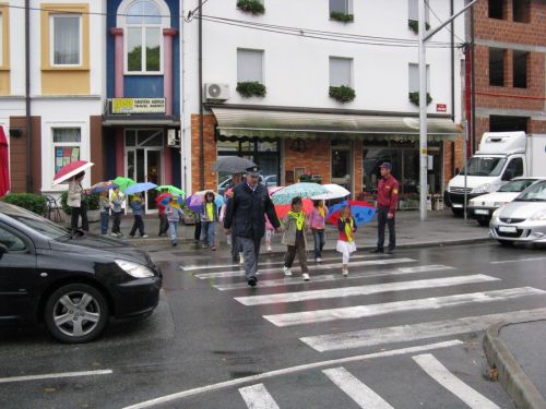 slika s preventivnih aktivnosti ob občinskem krajevnem prazniku- varna pot v šolo, Šempeter, 2010