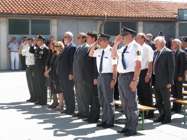 slika udeležencev slovesnosti ob dnevu policije na Postaji prometne policije Nova Gorica, 2011