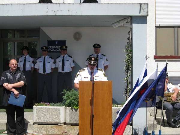 slika direktorja Policijske Uprave Nova Gorica med govorom na slovesnosti, Nova Gorica , 2011