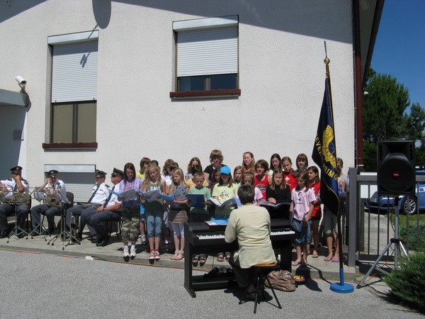 slika z nastopa Policijskega orkestra in učencev osnovne šole, Nova Gorica, 2011