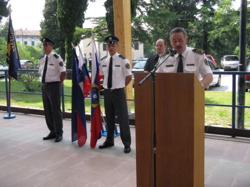 slika direktorja Policijske Uprave Nova Gorica med govorom na slovesnosti, Solkan, 2012