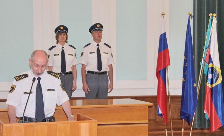 slika direktor Policijske uprave Nova Gorica med govorom na slovesnosti