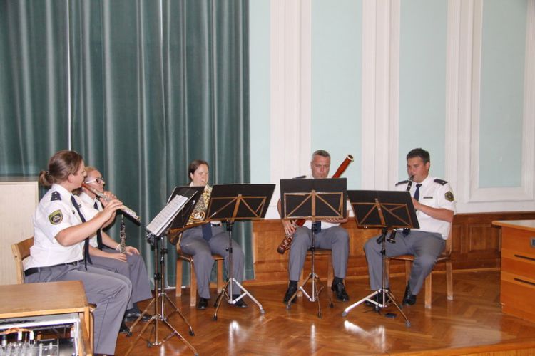 slika z nastopa kvinteta pihal Policijskega orkestra na slovesnosti
