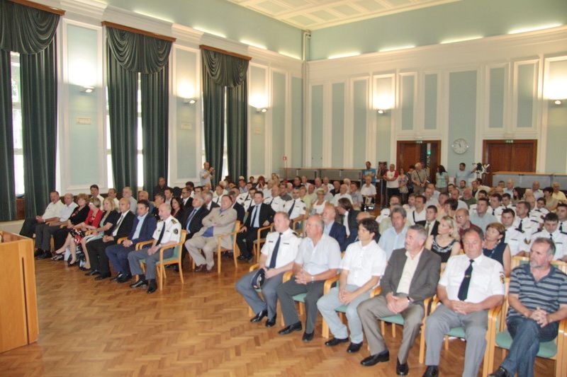 slika udeležencev na slovesnosti ob dnevu policije