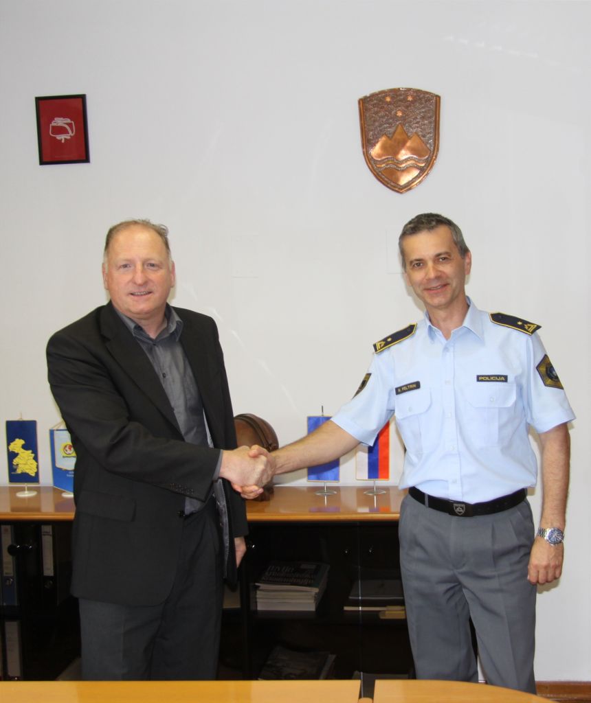 Evgen Govekar se rokuje z Robertom Feltrinom