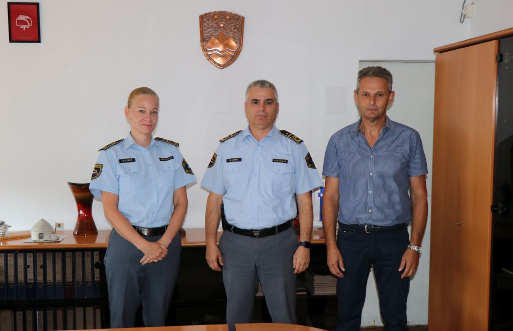 Stojijo - z leve: mag. Tomaževič Zalić, mag. Jušić in Pangos