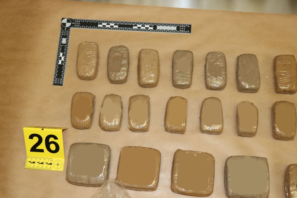 zavitki prepovedane droge, razporejeni v tri vrste