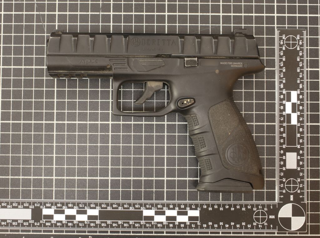 Zasežena polavtomatska pištola