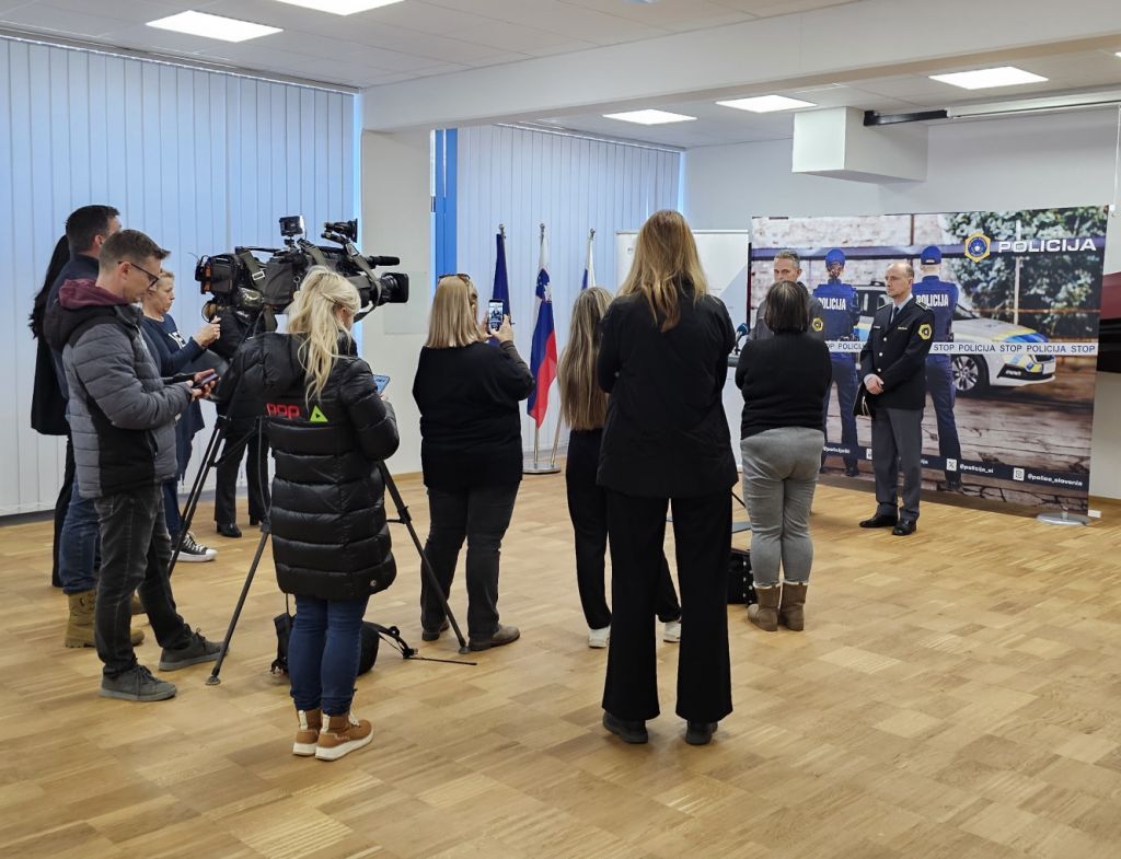 Marino Pangos med izjavo za medije, zraven na sliki so predstavniki medijev in tiskovni predstavnik policijske uprave dean Božnik