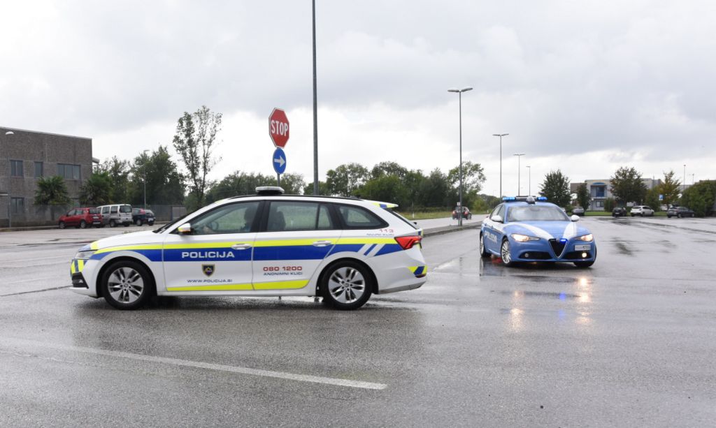 Slovensko in italijansko policijsko patruljno vozilo vozita eden za drugim, simbolična slika.