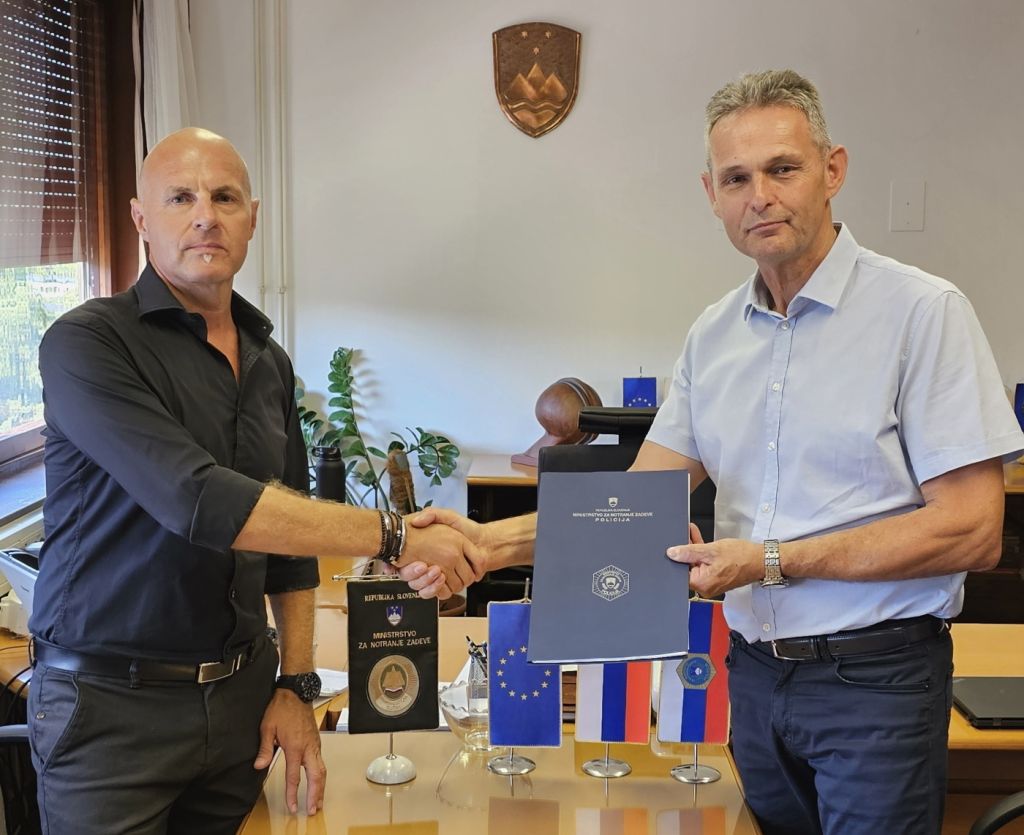 Pangos izroča dr. Lazarju mapo z dokumenti