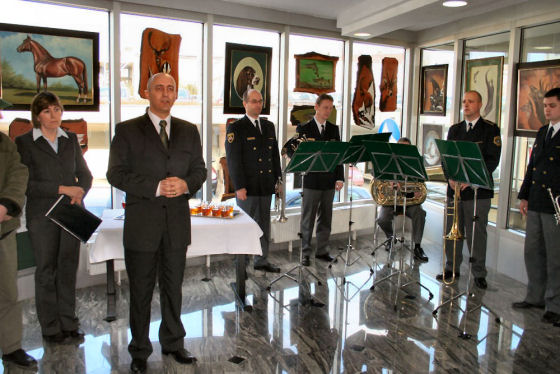 slika nagovora direktorja Policijske uprave Novo mesto na otvoritvi razstave in trobilni kvintet Policijskega orkestra, Novo mesto, 2008