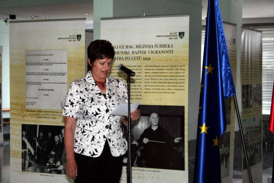slika nagovora direktorice Kulturnega centra na otvoritvi razstave, Novo mesto, 2008