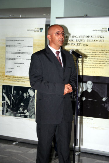 slika nagovora direktorja Policijske uprave Novo mesto na otvoritvi razstave, Novo mesto, 2008