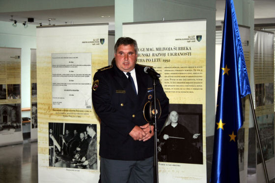 slika nagovora vodje Policijskega orkestra na otvoritvi razstave, Novo mesto, 2008