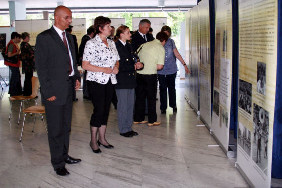 slika udeležencev na otvoritvi razstave, Novo mesto, 2008