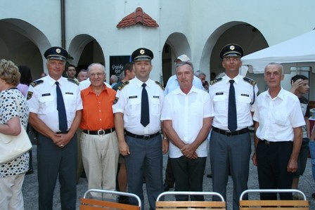 slika udeležencev na praznovanju dneva policije, Metlika, 2008