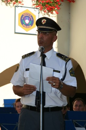 slika nagovora direktorja Policijske uprave ob dnevu policije, Metlika, 2008