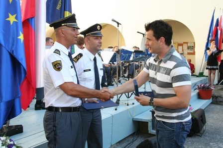 slika s podelitve priznanj ob praznovanju dneva policije, Metlika, 2008