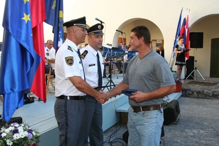 slika s podelitve pritnanj ob praznovanju dneva policije, Metlika, 2008