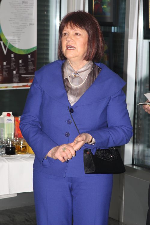 slika slikarke in oblikovalke med govorom na razstavi svojih likovnih del, Novo mesto, 2009