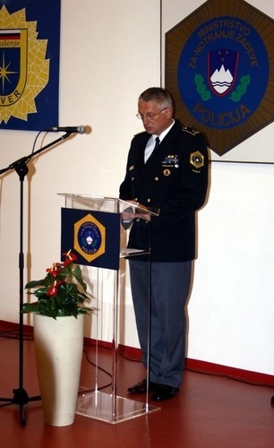slika vodje Policijske uprave Novo mesto med govorom na slovesnosti, Šentjernej, 2010