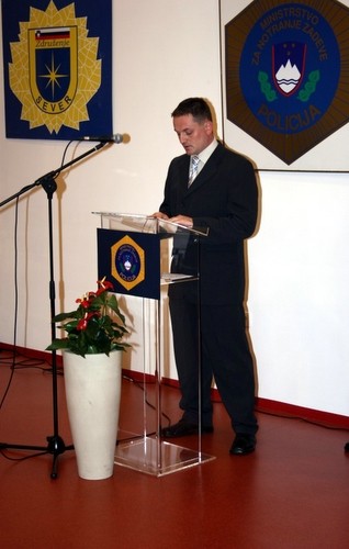 slika predsednika Območnega policijskega sindikata med govorom na slovesnosti, Šentjernej, 2010
