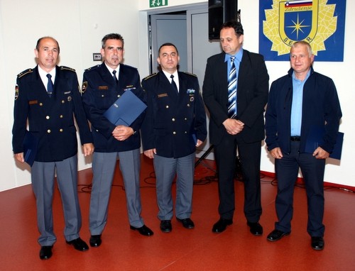 slika prejemnikov priznanj na slovesnosti ob dnevu policije, Šentjernej, 2010