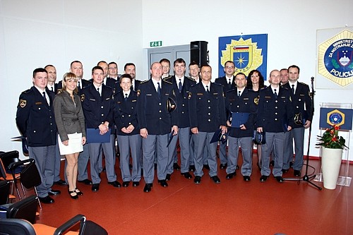 slika prejemnikov priznanj na slovesnosti ob dnevu policije, Šentjernej, 2010