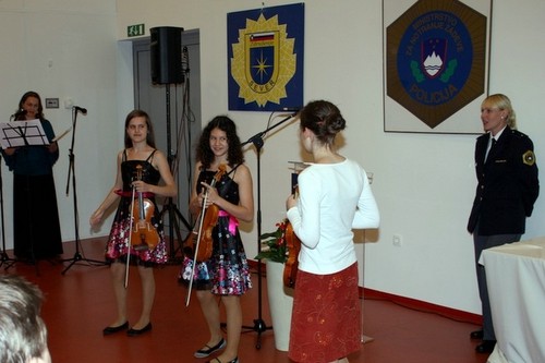slika z nastopa tria mladih violinistk na slovesnosti, Šentjernej, 2010