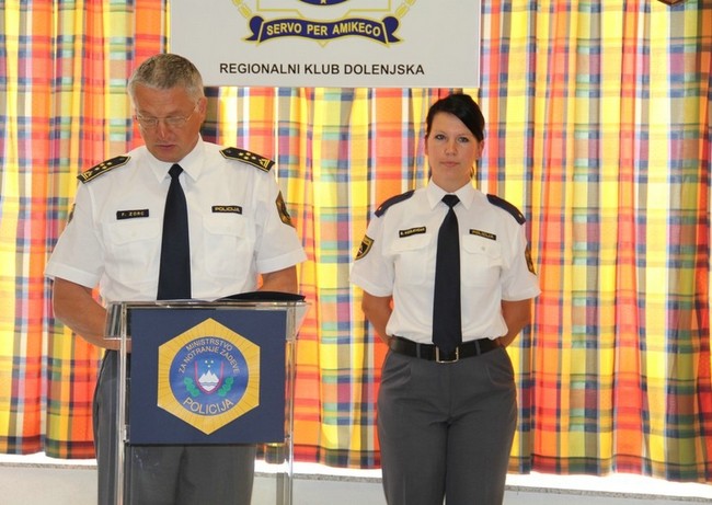 slika direktorja Policijske Uprave Novo mesto med govorom na slovesnosti, Novo mesto, 2012