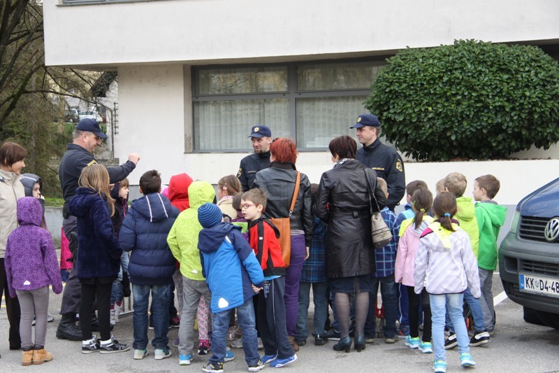 slika z predstavitve policijskega dela otrokom
