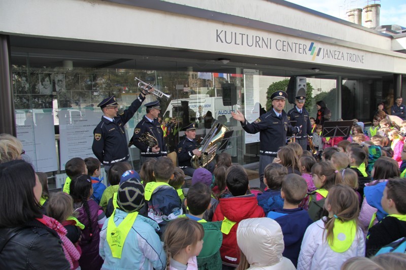 slika z nastopa kvinteta Policijskega orkestra pred kulturnim domom in otroškim občinstvom