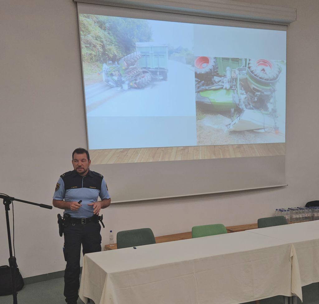 Aleš Piberčnik s Policijske uprave Novo mesto med predavanjem