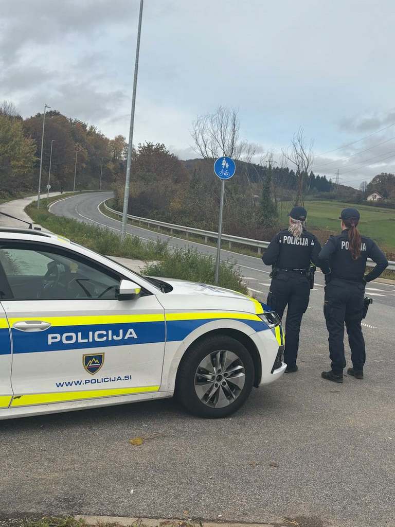 Policisti stojijo ob vozilu