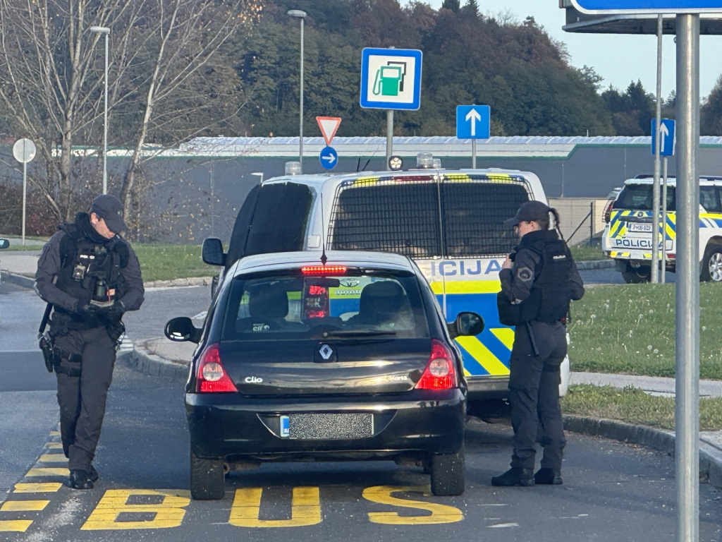 Policisti izvajajo kontrolo vozila