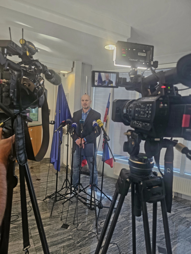 Matjaž Štern podaja izjavo za medije