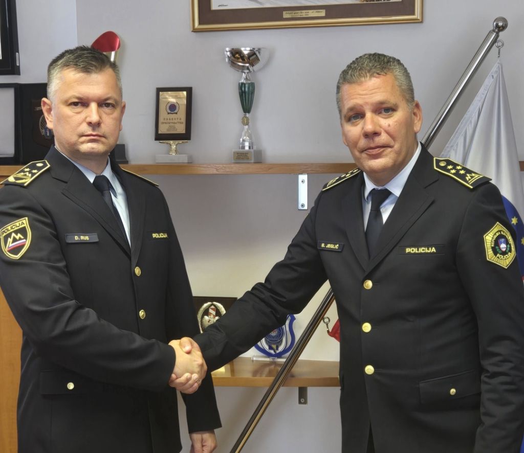 Mag. Rus in Jeglič se rokujeta