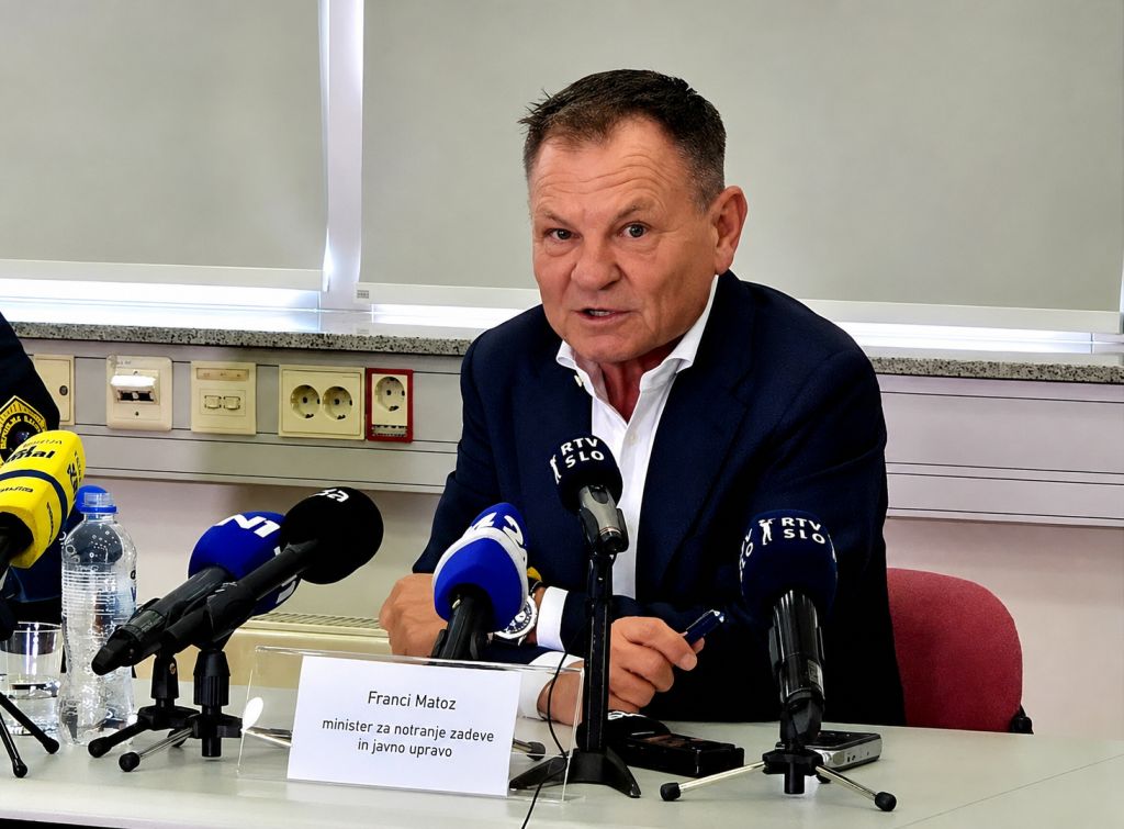 Franci Matoz daje izjavo na novinarski konferenci